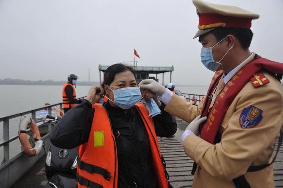 Cục Cảnh sát giao thông phát khẩu trang miễn phí phòng dịch virus Corona trên đường thủy